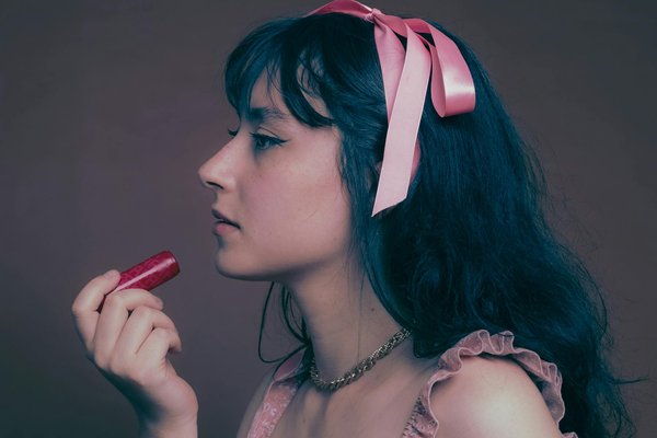 Quels sont les meilleurs produits pour protéger les cheveux colorés contre les agressions extérieures?